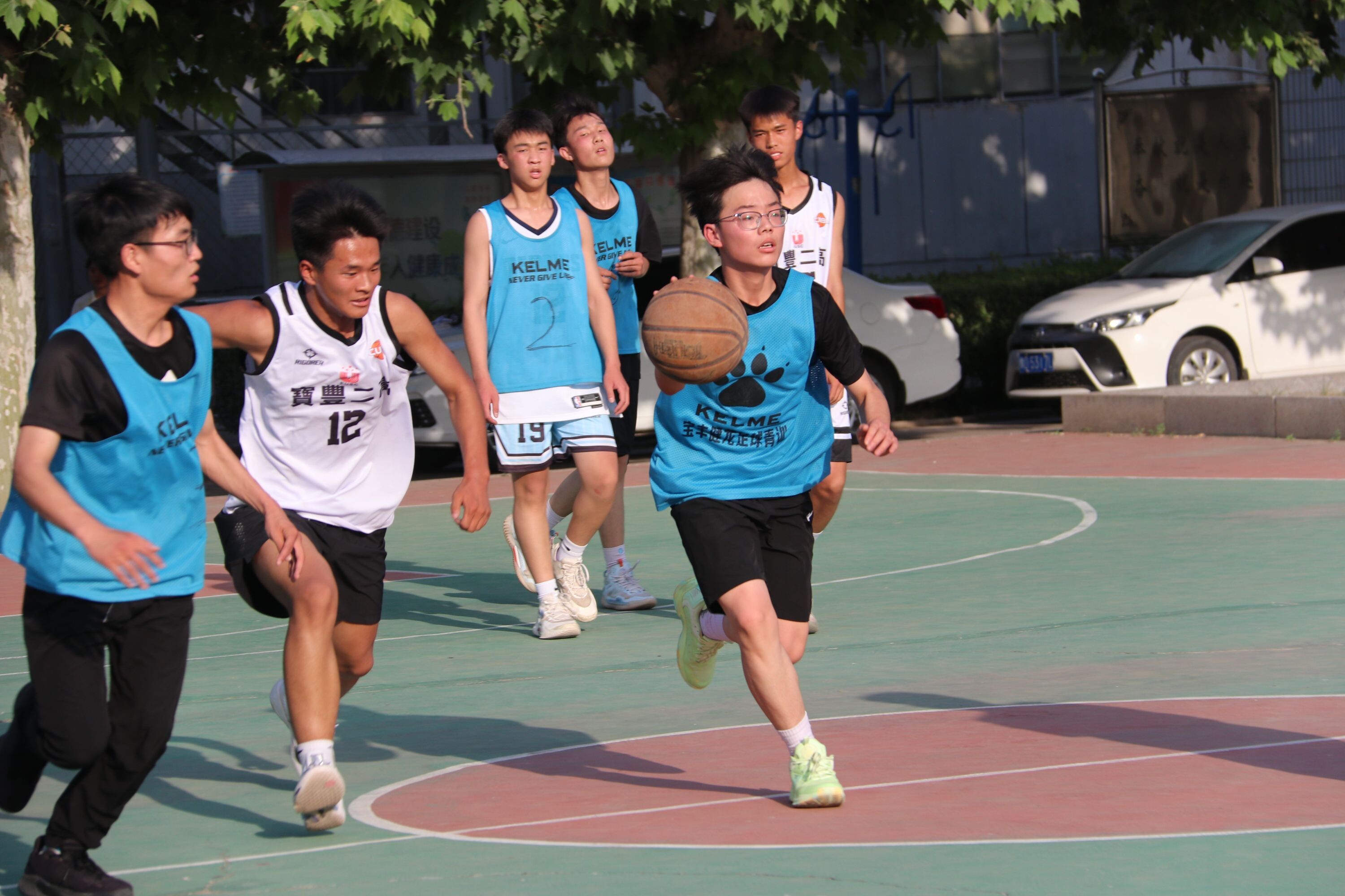 包含篮球比赛精彩纷呈，观赛者眼花缭乱的词条